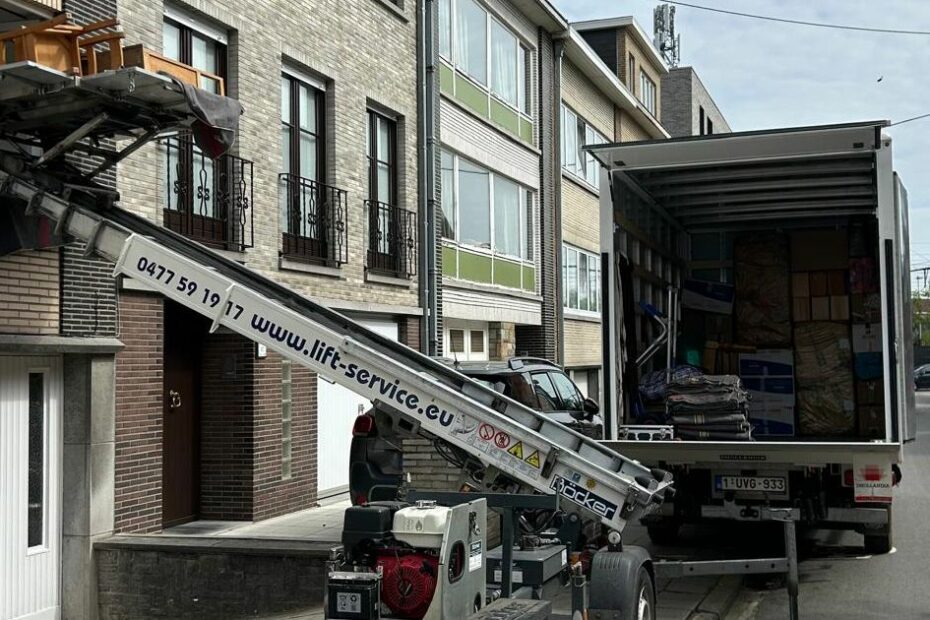 Déménagement à Enghien : lift monte-meubles Knecht Service installé à une fenêtre et camion de déménagement chargé