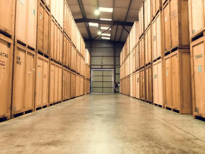 Garde-meubles : stockage de meubles en caisses dans un entrepôt sécurisé