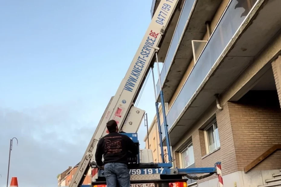 Lift Klaas sur camionnette déployé jusqu’aux balcons d’un immeuble, avec balisage de sécurité – Knecht Service