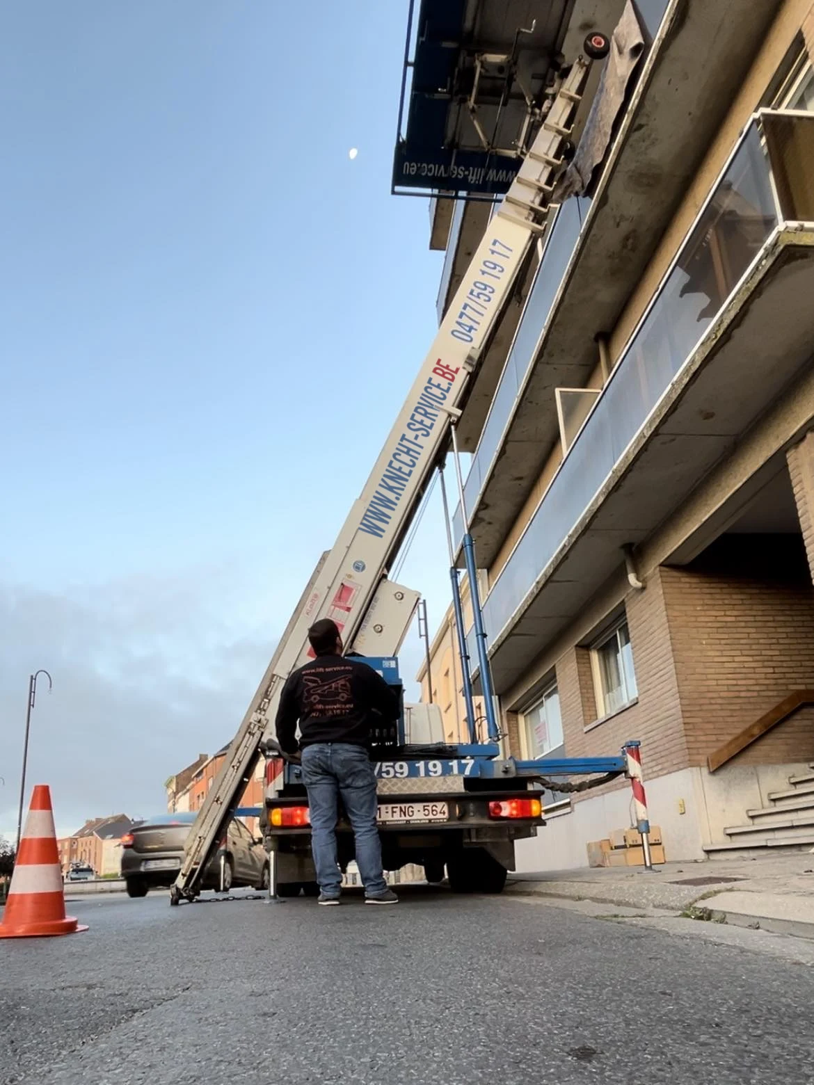 Lift Klaas déployé vers un balcon lors d’un déménagement