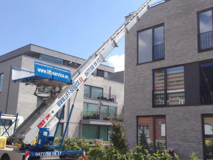 Lift monte-meubles de l'entreprise de déménagement Knecht Service installé contre une façade d'immeuble