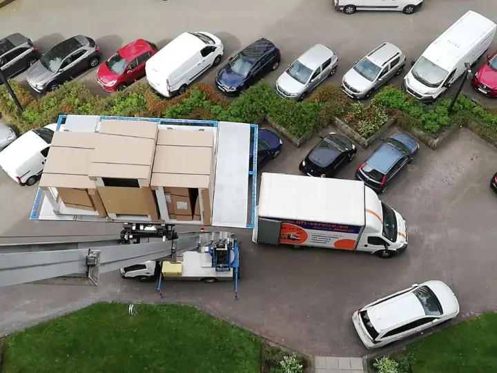 Livraison de cuisine avec lift et camion de déménagement Knecht Service vue du ciel