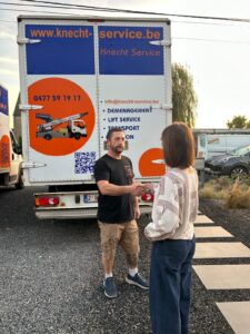 Poignée de main devant un camion Knecht Service aux coordonnées knecht-service.be