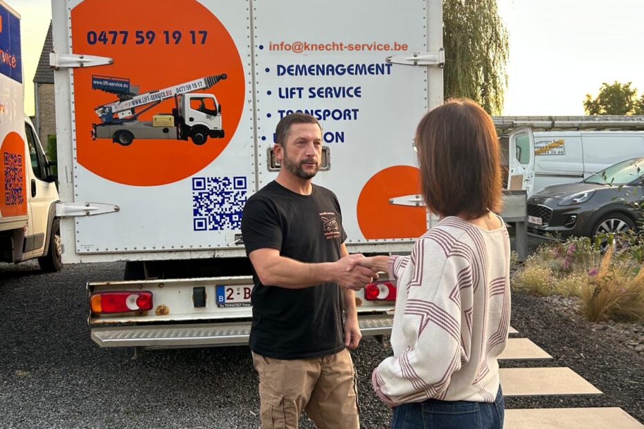 Poignée de main devant un camion Knecht Service aux coordonnées knecht-service.be